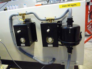 Omdat zowel lichtere kazen (12 kg) als zwaardere kazen (meer dan 16 kg) worden geladen, is het systeem uitgebreid met een extra vacuümregulator