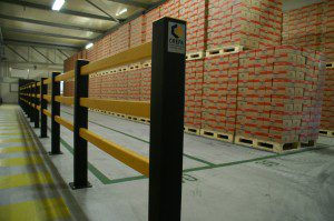 Dankzij de geel-zwarte kleurstelling is in één oogopslag duidelijk waar voetgangers mogen komen en waar heftrucks mogen rijden