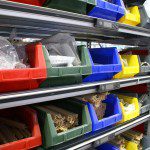 Bij het pick-to-colour-principe volstaat één lampje per 5 opslaglocaties. Het lampje licht op in de kleur van de betreffende bak