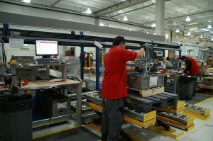 Om altijd op een ergonomische hoogte te kunnen werken, zijn alle werkplekken uitgerust met een heftafel