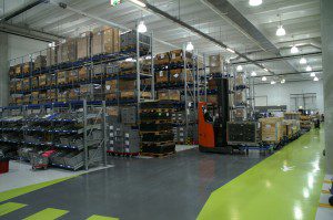 Doordat de voorraad zo veel mogelijk aan de productielijn staat, heeft Lely niet veel opslagruimte nodig