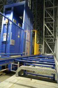 De hoogbouw biedt plek aan 12.000 pallets. De kranen uit 1985 zijn volledig gereviseerd