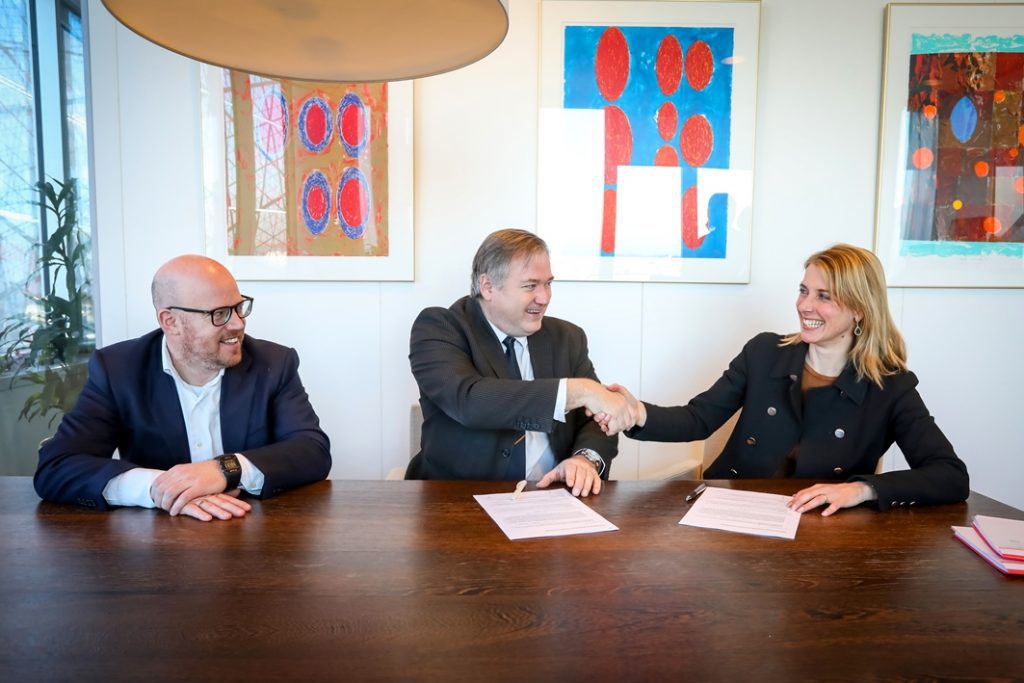 Ondertekening van de koopovereenkomst.