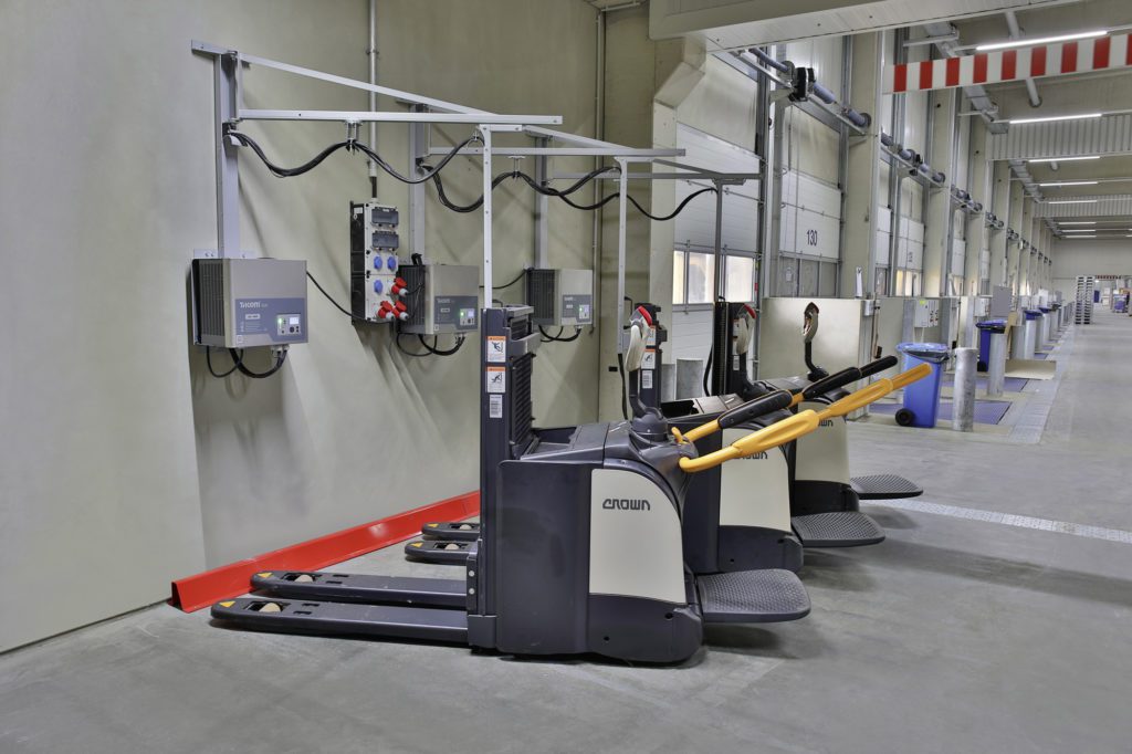 Li-Ion grondtransportbanden worden opgeladen bij Dachser cross docking hall.