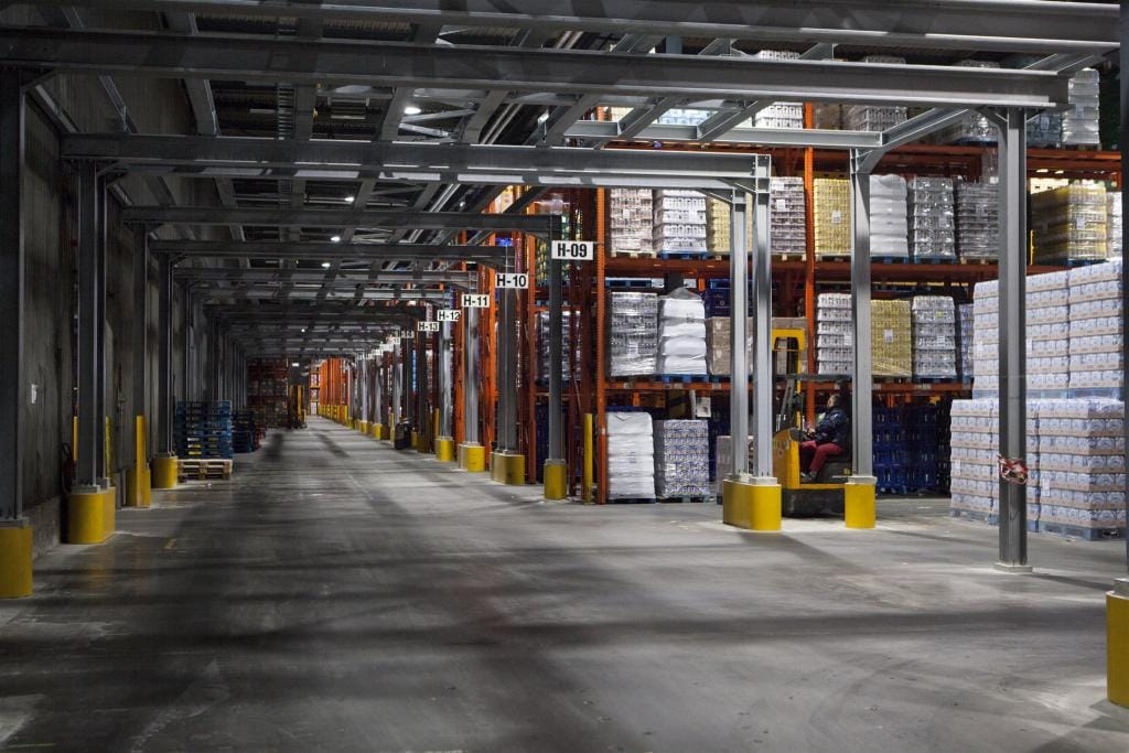 ‘Magazijnmedewerkers stelen voor 60.000 euro aan flessen drank’ featured image