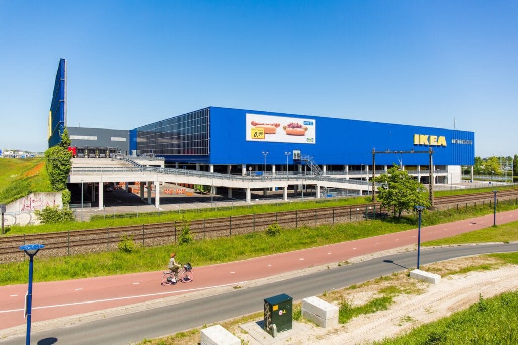Wereldprimeur: IKEA plakt zonnepanelen op zijkant van winkel featured image