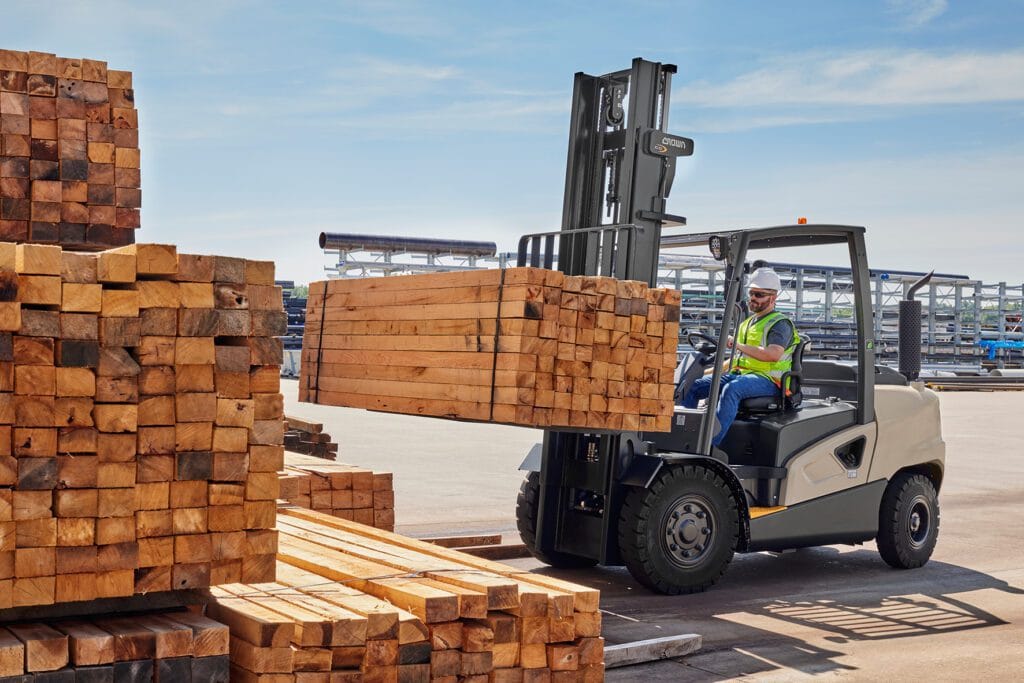 Crown breidt aanbod heftrucks met contragewicht uit featured image