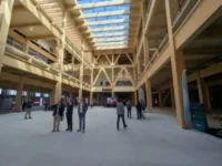 Binnenkijken in het spectaculaire Bestseller distributiecentrum waar duurzaamheid domineert (video)